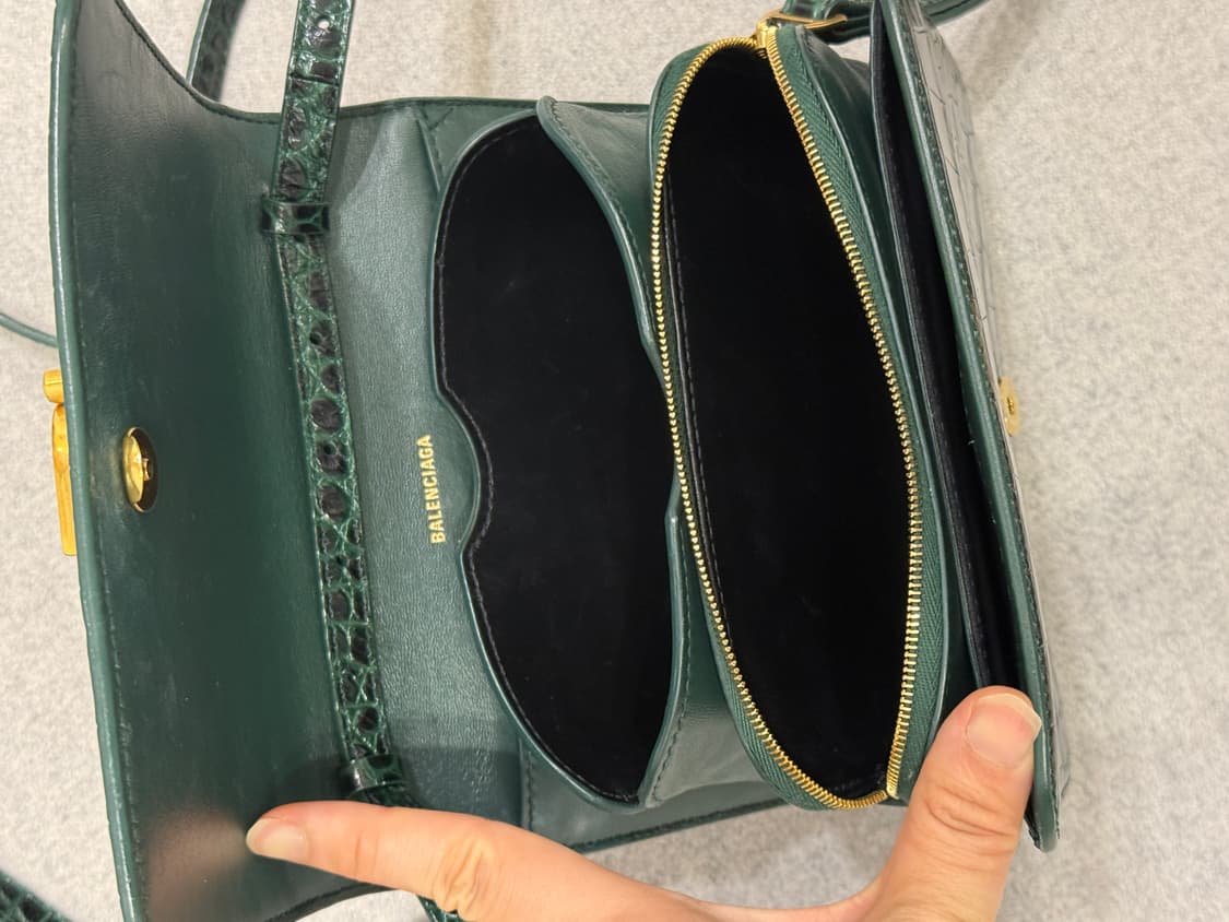 발렌시아가 악어무늬 크로스백 상품이미지4