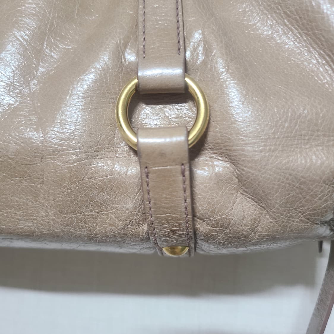 미우미우 비텔로 샤인 사첼백 상품이미지5