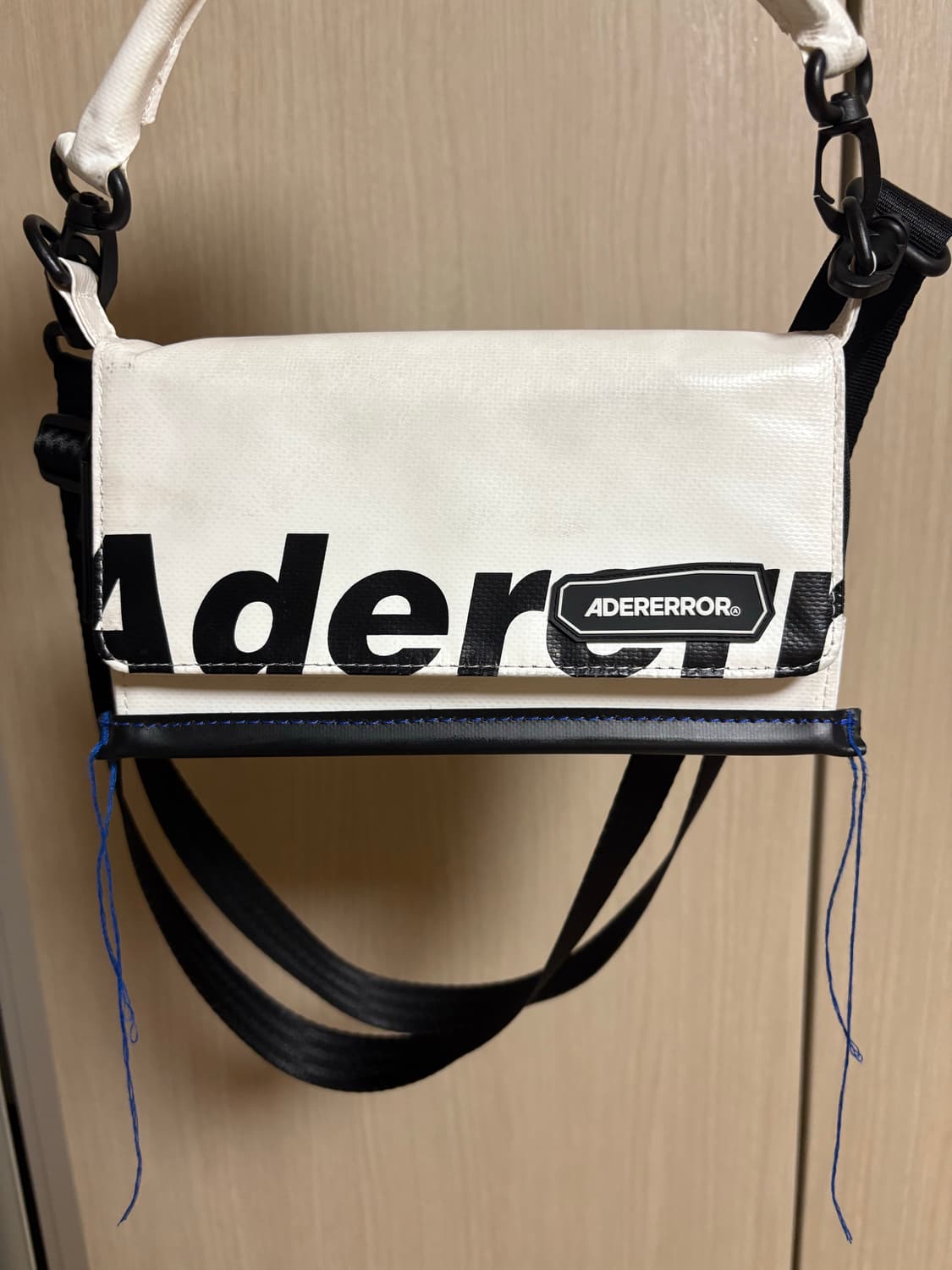 아더에러 크로스가방 판매합니다 상품이미지3