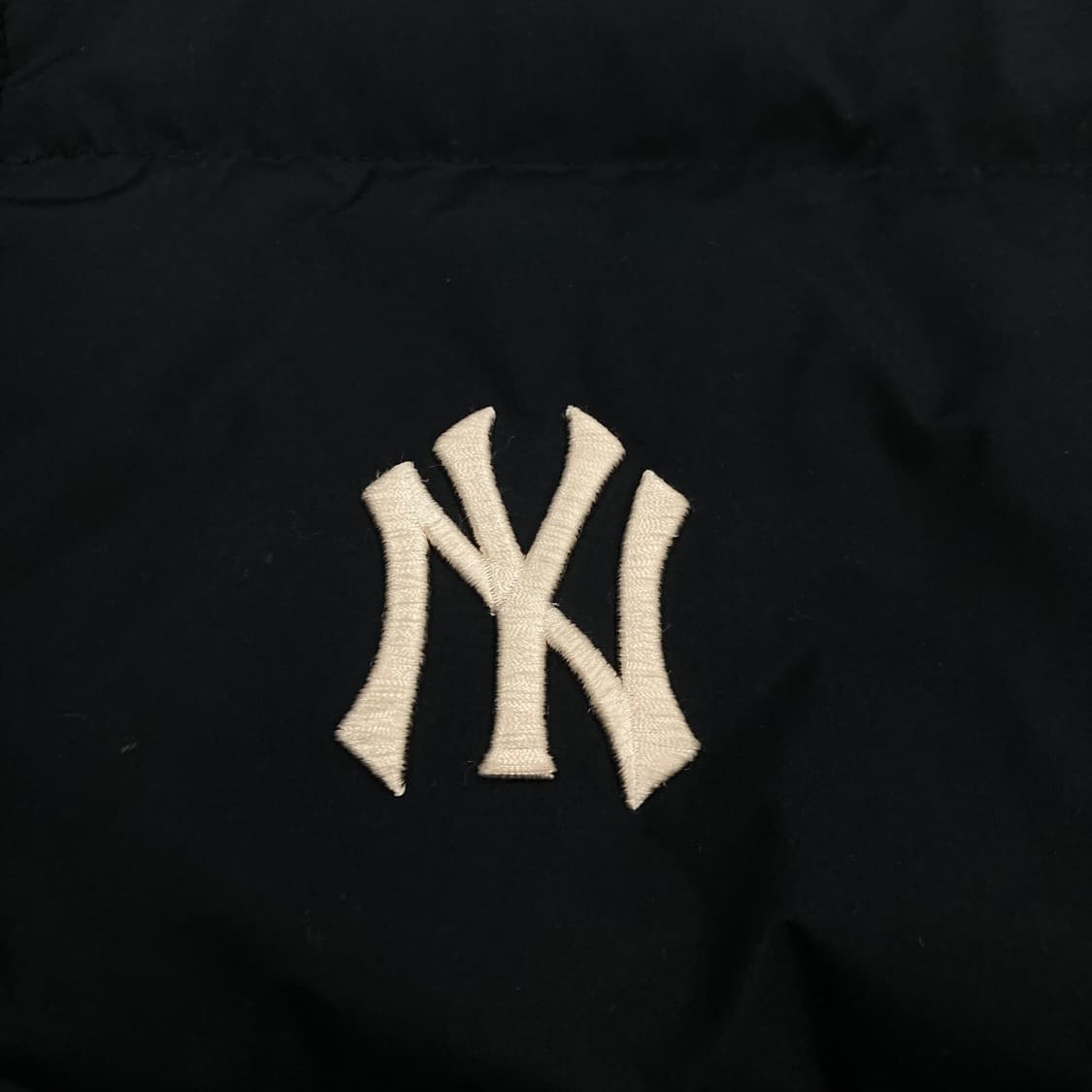 MLB 블랙 컬러 뉴욕양키스 빅로고 덕다운 푸퍼 패딩 상품이미지3