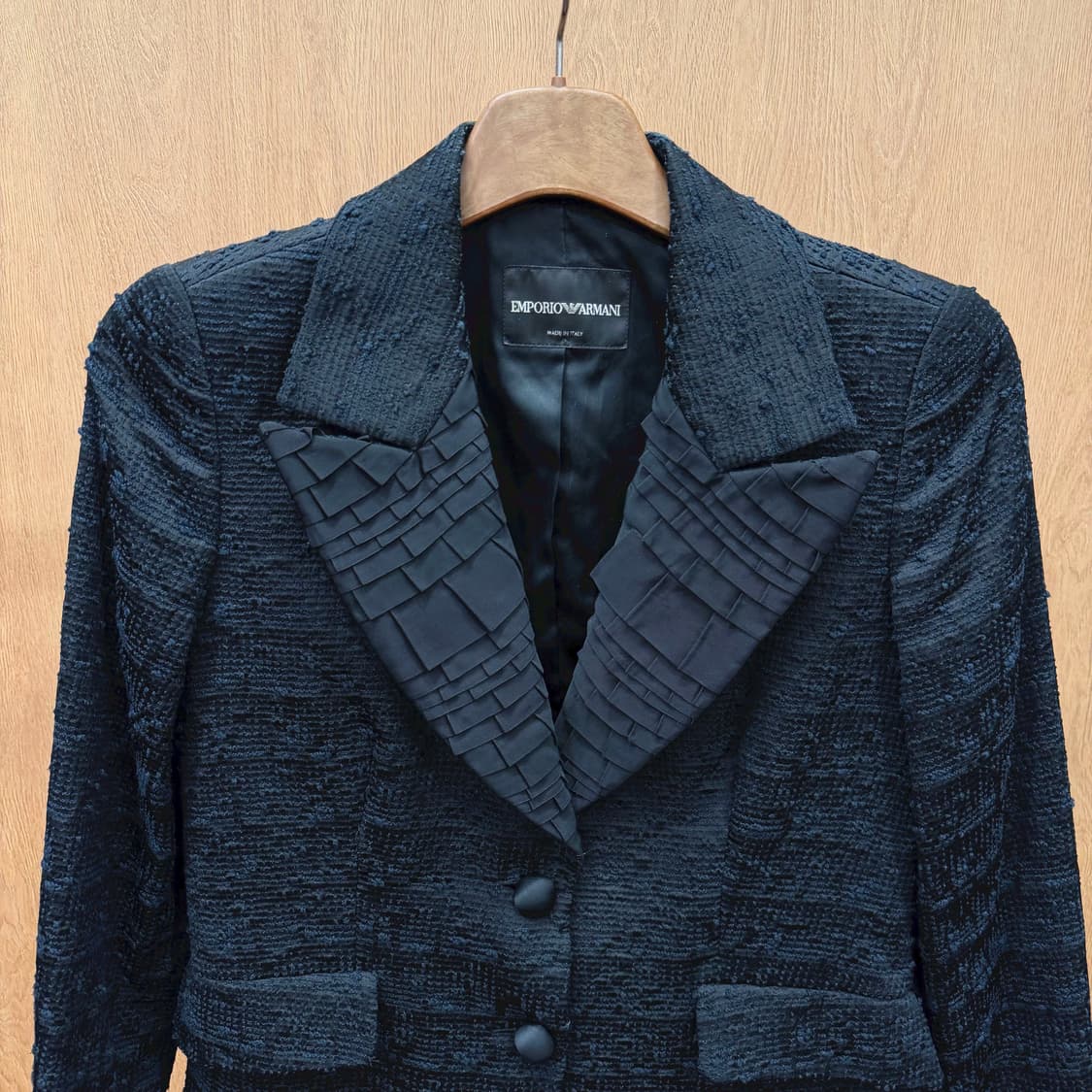 엠포리오 아르마니 긴팔 자켓 러플 레이어드 라펠 디테일 블랙 상품이미지4