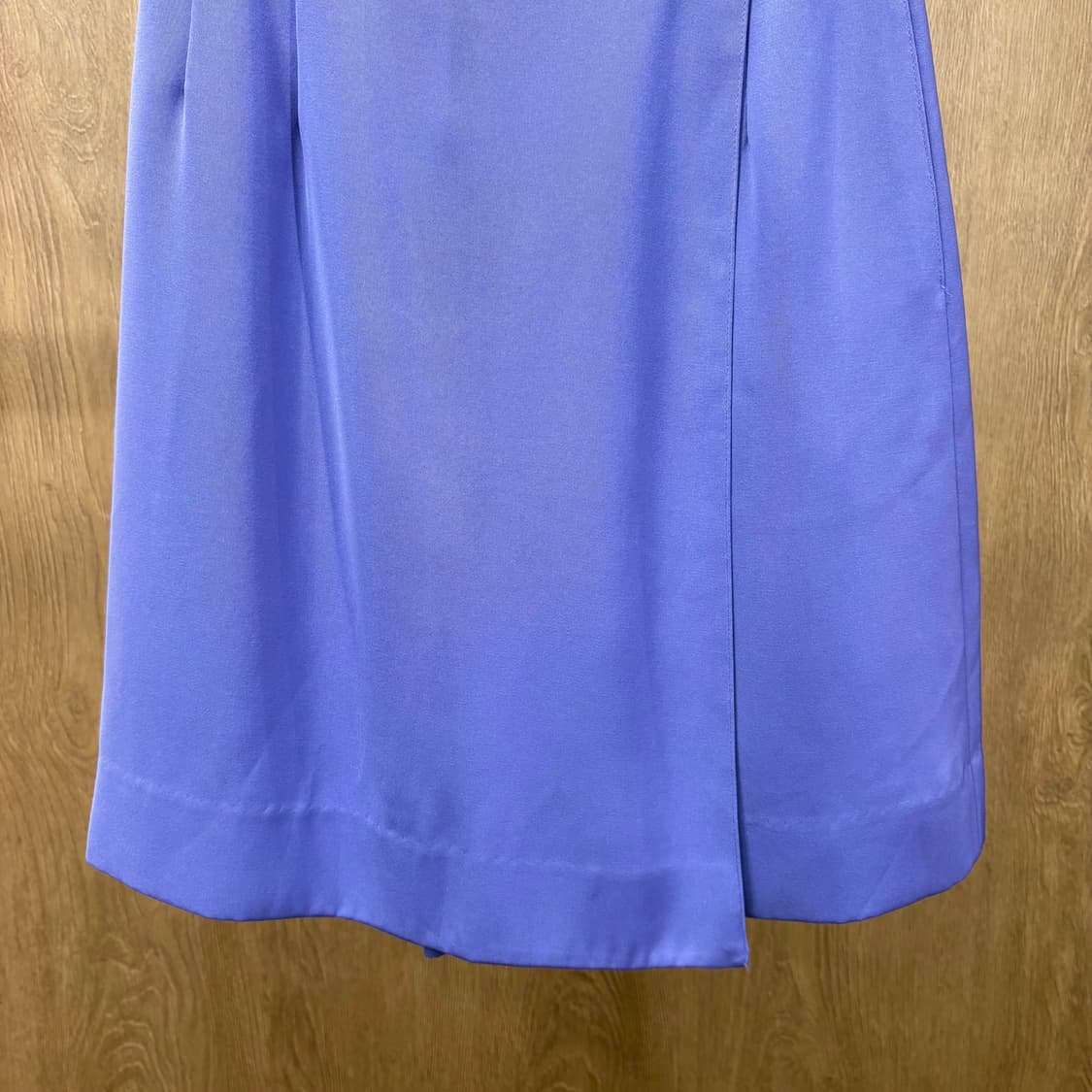 꾸레쥬 플리츠 미디 스커트 버튼 랩 로고 자수 디테일 A라인 라이트 퍼플 상품이미지5