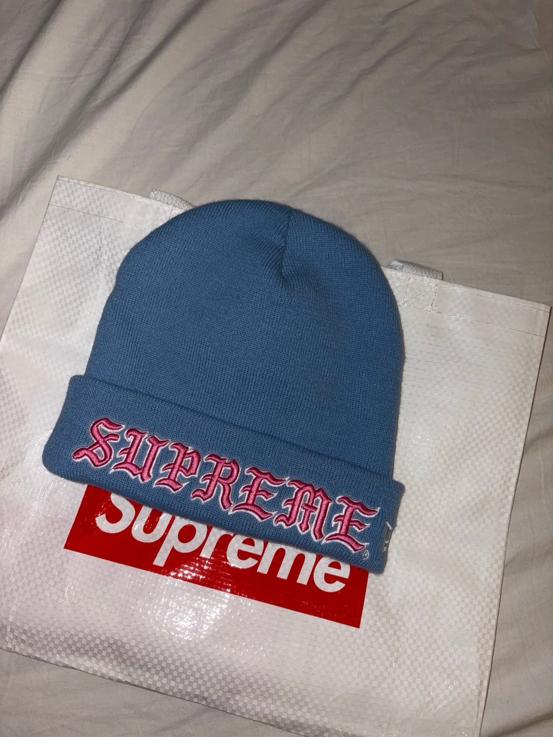 슈프림 x 뉴에라 올드 잉글리쉬 비니 라이트 블루 25FW 상품이미지4