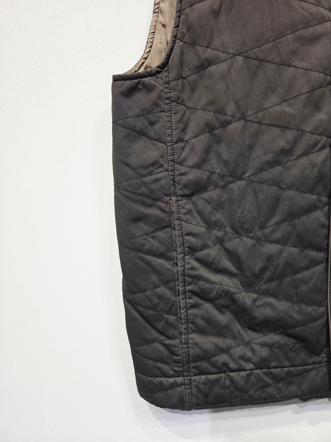 시리즈(series;) 기하학 퀼팅 패딩 베스트 다크그레이 상품이미지4