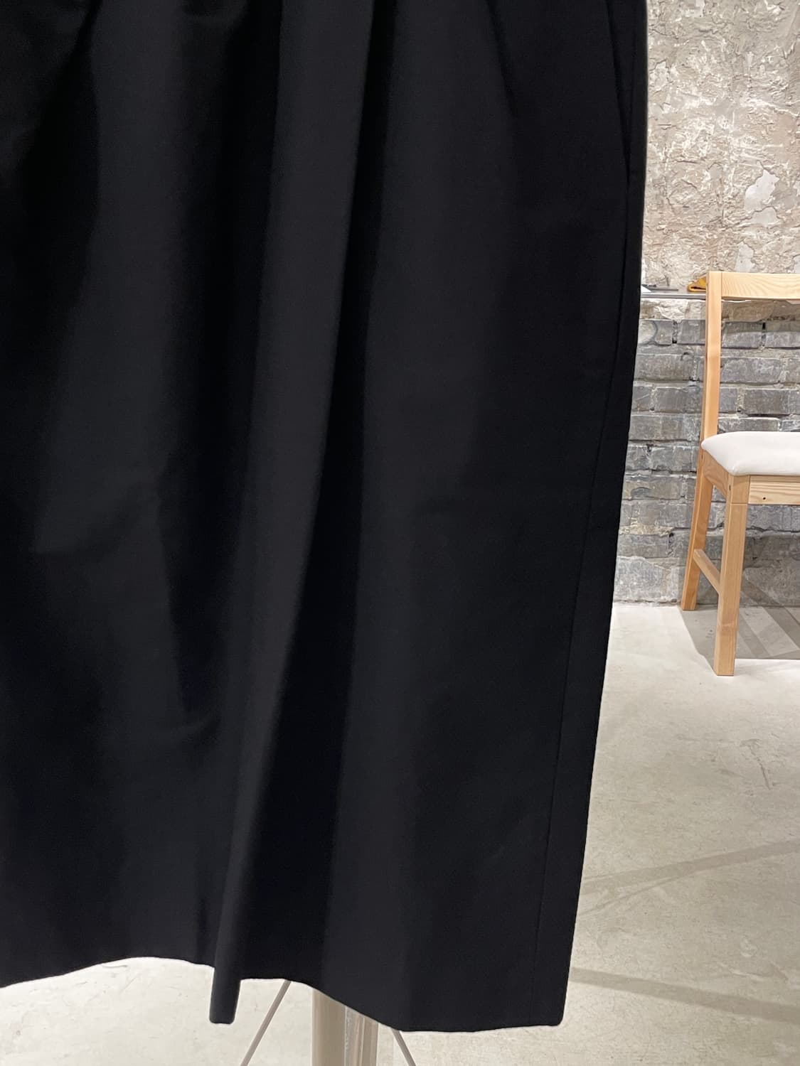 드리스 반 노튼 블랙 비즈 핀턱 슬리브리스 롱 원피스 상품이미지5