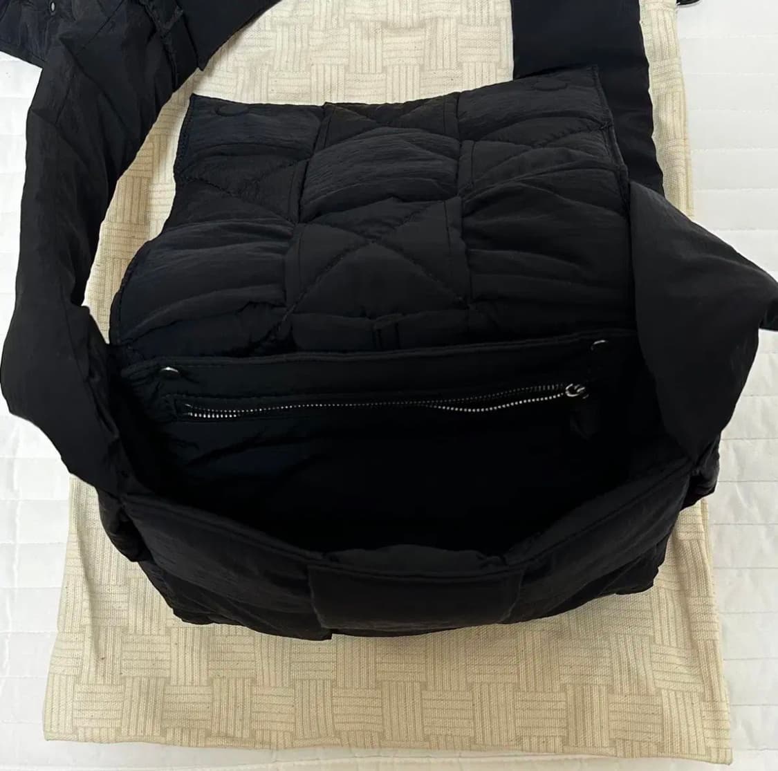 보테가베네타 패딩 카세트백 스몰 블랙 상품이미지3