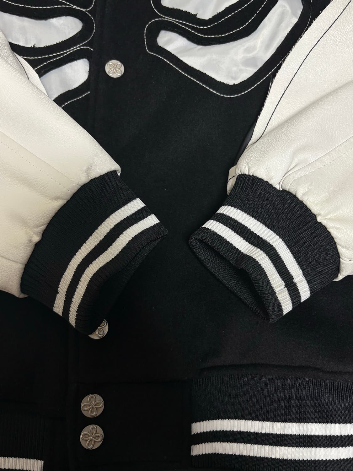 써저리 본커팅 바시티자켓 초판 L 사이즈 판매합니다. 상품이미지4