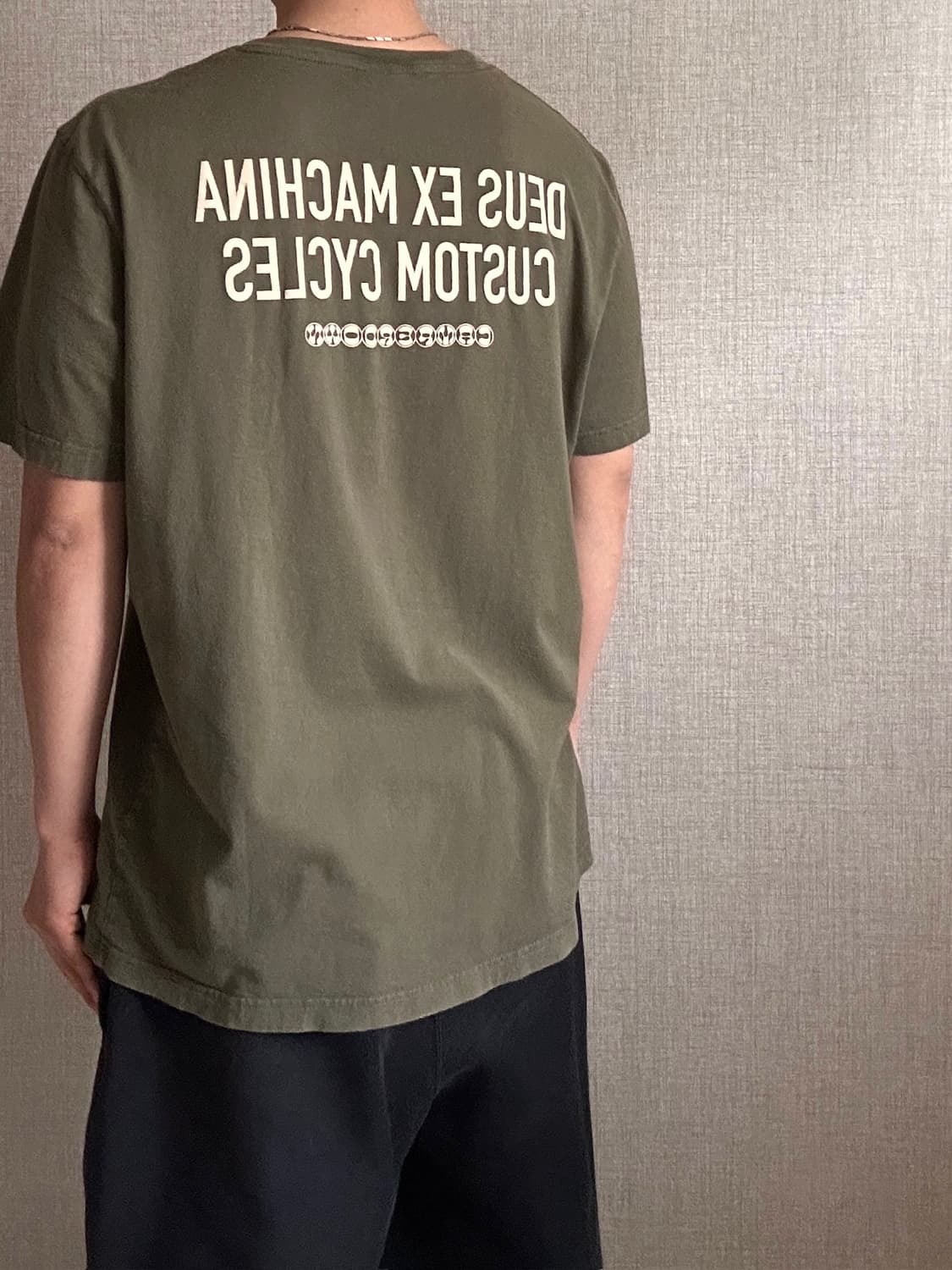 데우스 엑스 마키나 후면 포인트 카키 반팔 티셔츠 상품이미지1