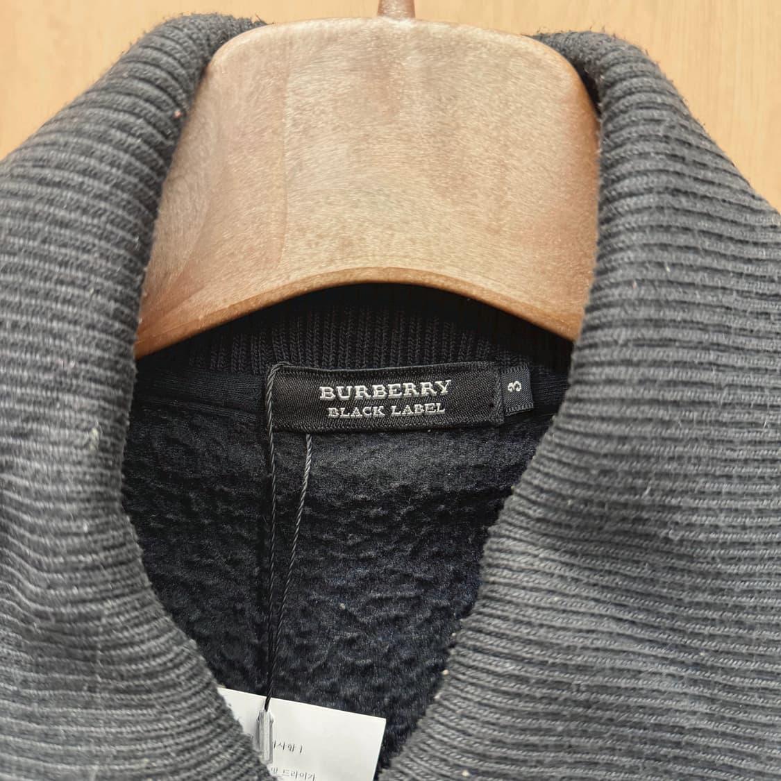 버버리 블랙라벨 긴팔 카라넥 플리스 로고 자수 골지 넥라인 디테일 블랙 상품이미지6