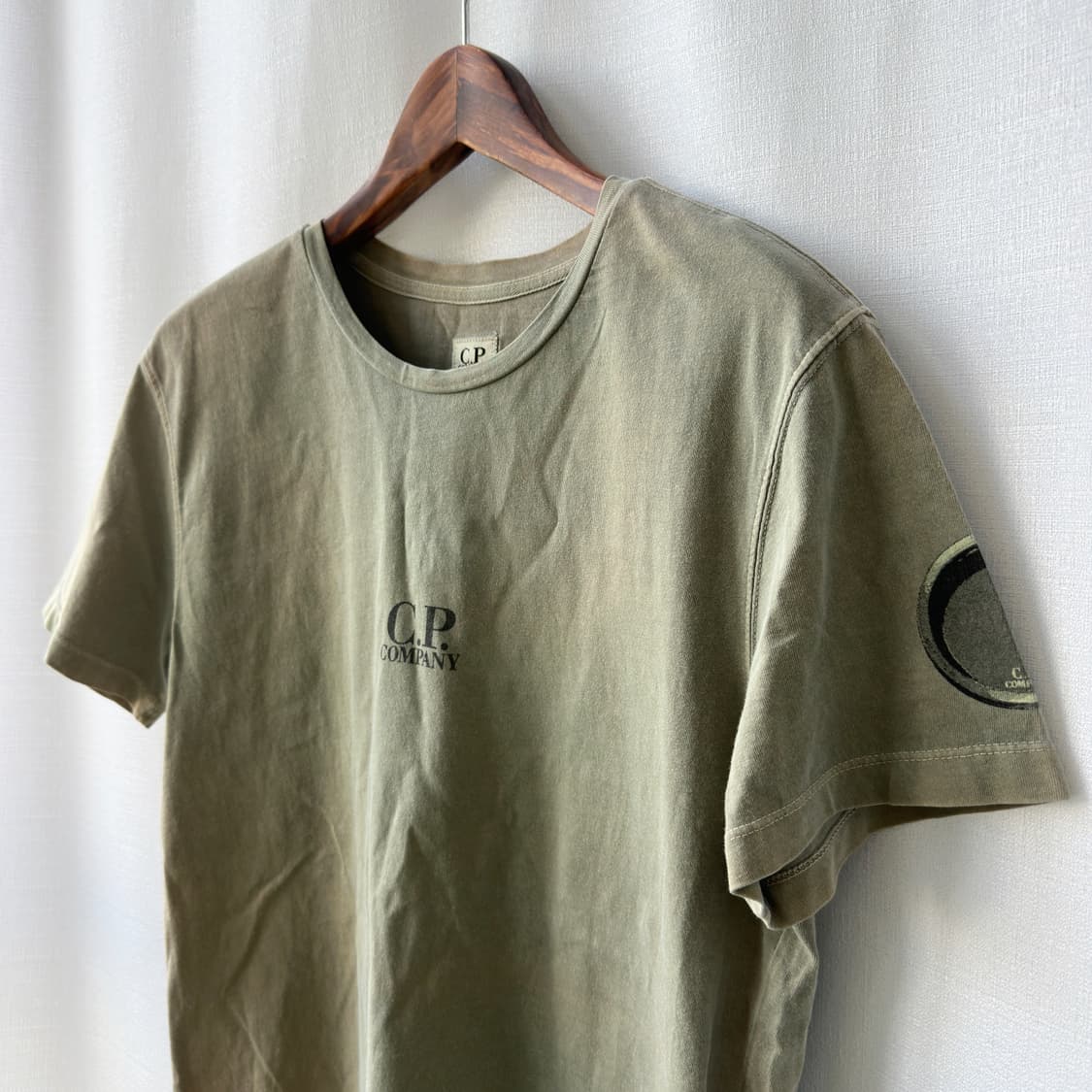 CP 컴퍼니 렌즈 로고 프린팅 반팔 티셔츠 카키 105 상품이미지4
