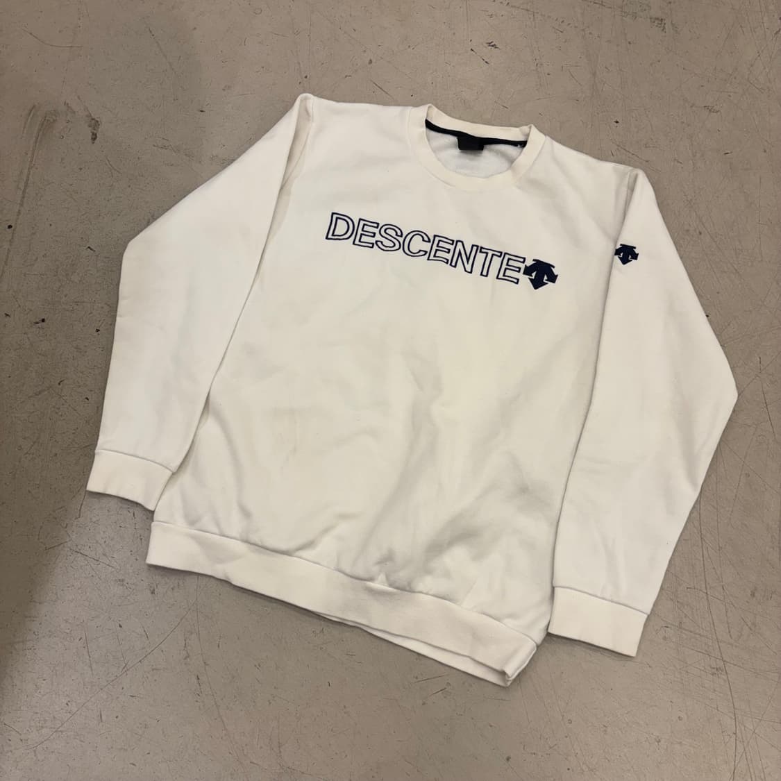 데상트 빅로고 맨투맨 상품이미지1