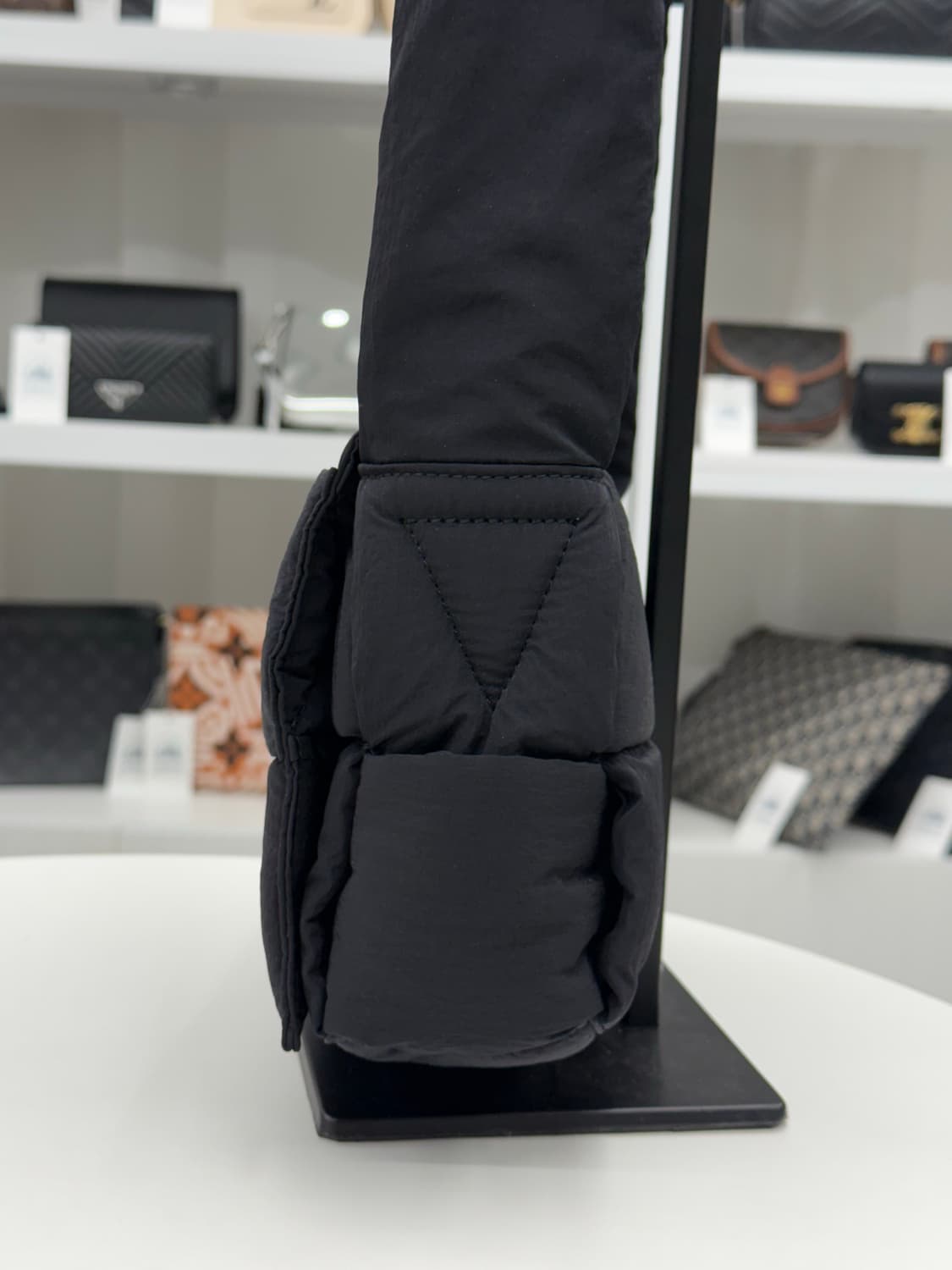 [S] 보테가베네타 패딩 테크 카세트백 상품이미지3