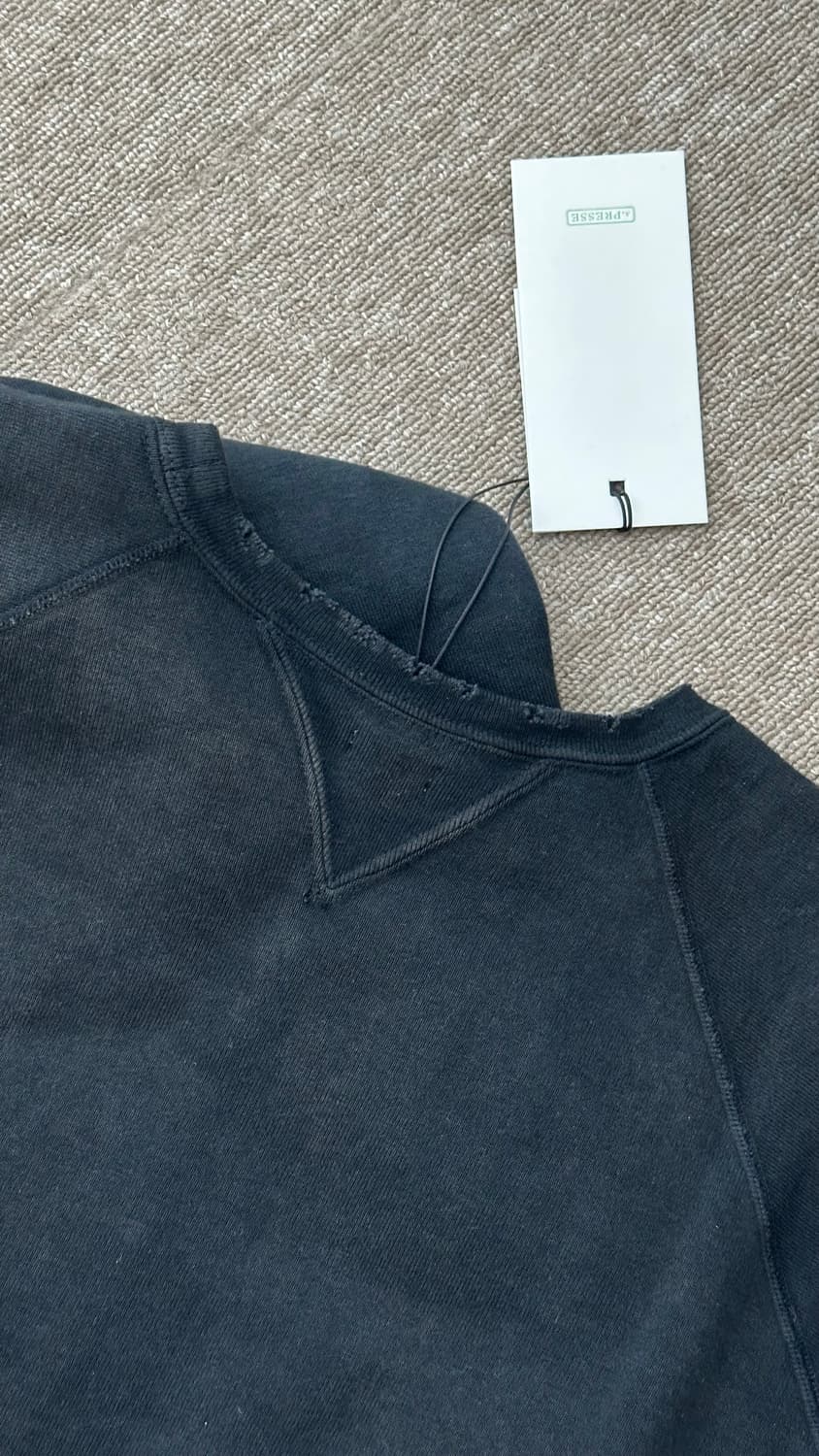 아프레쎄 빈티지 더블 브이 스웻 블랙 4 상품이미지5