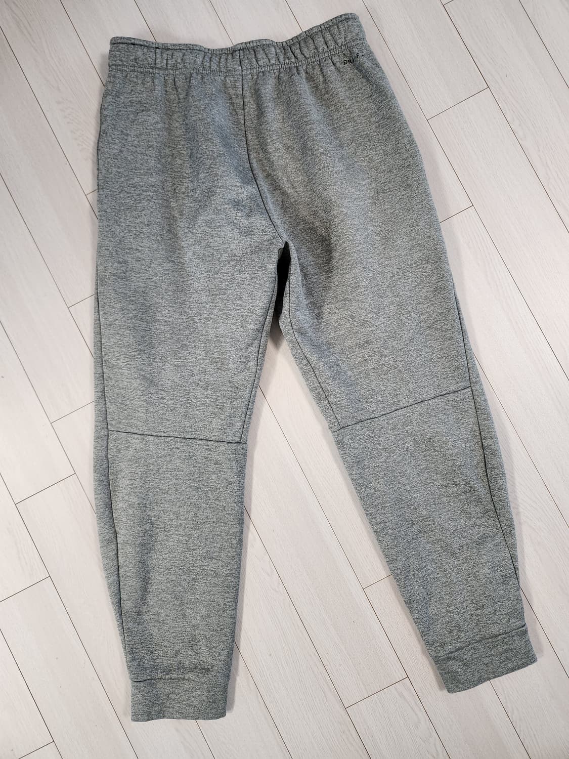 새상품급)나이키 기모 조거 써마 스우시 트레이닝 팬츠 그레이 사이즈m

 상품이미지7