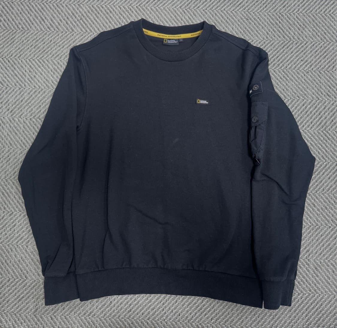 내셔널지오그래픽 블랙 맨투맨 상품이미지1