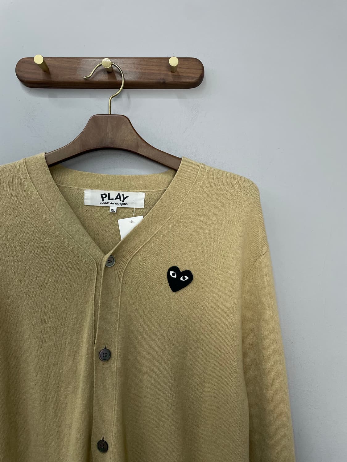 꼼데가르송 플레이 블랙 하트 와펜 베이지 가디건 H2013 상품이미지3