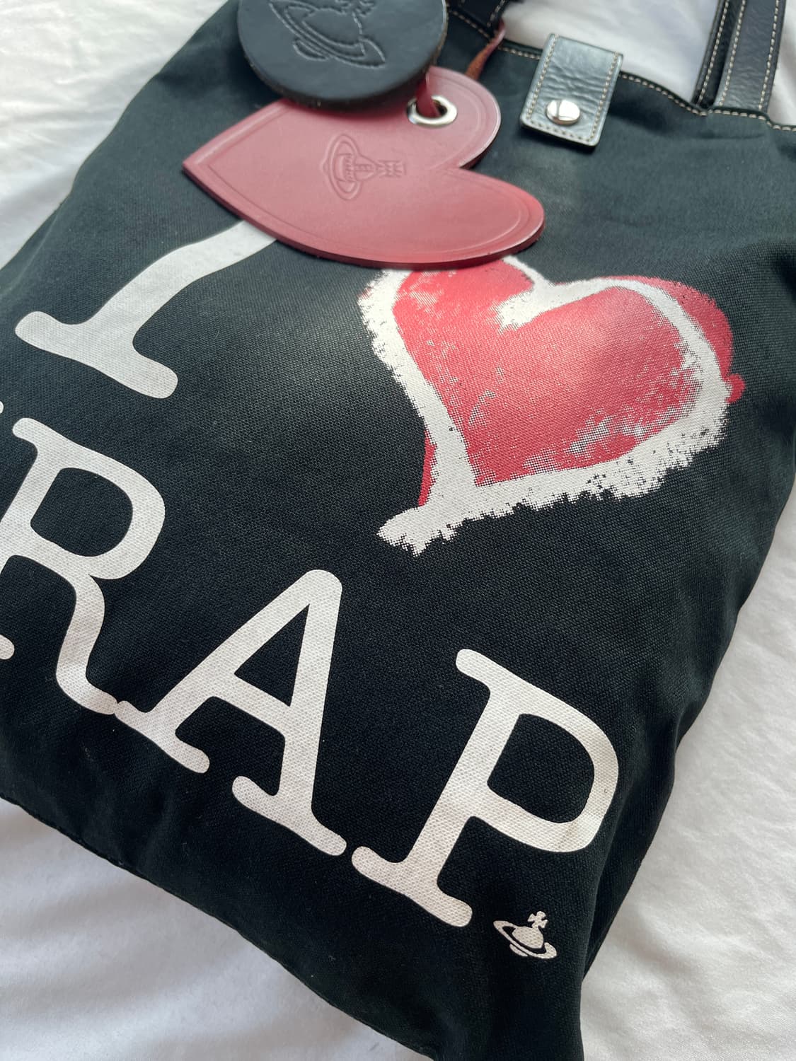 비비안 웨스트우드 하트 오브 로고 가죽 참 스트랩 I♡CRAP 토트 백 상품이미지4