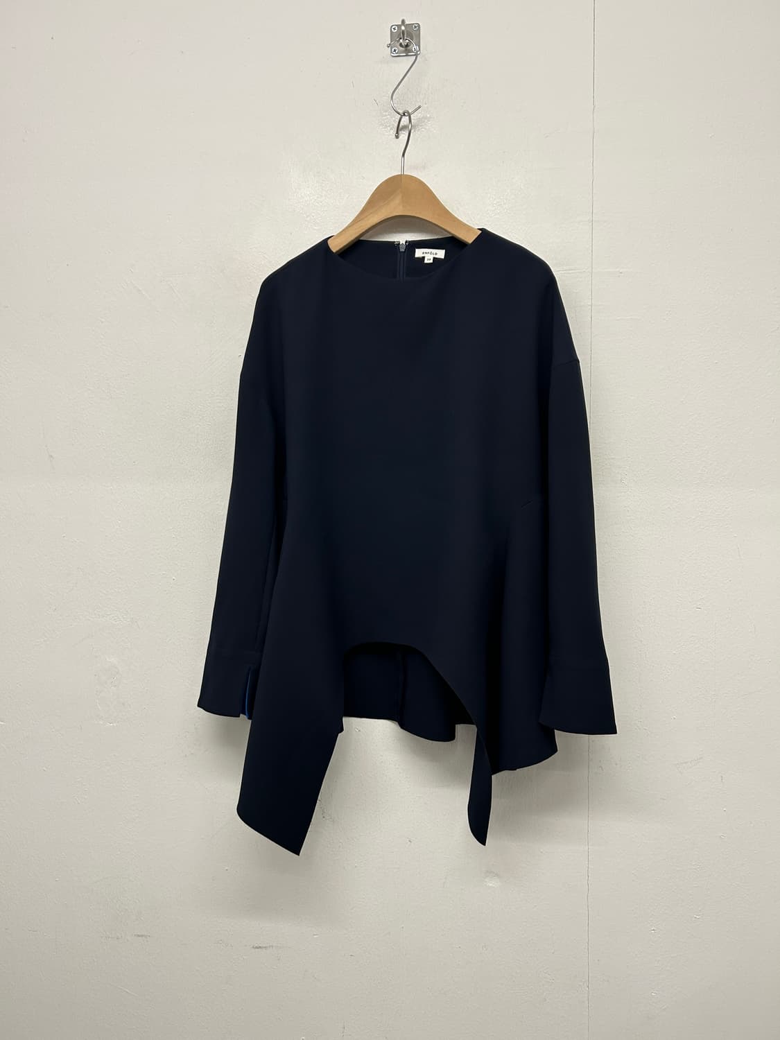 엔폴드 비대칭 페플럼 블라우스 상품이미지1