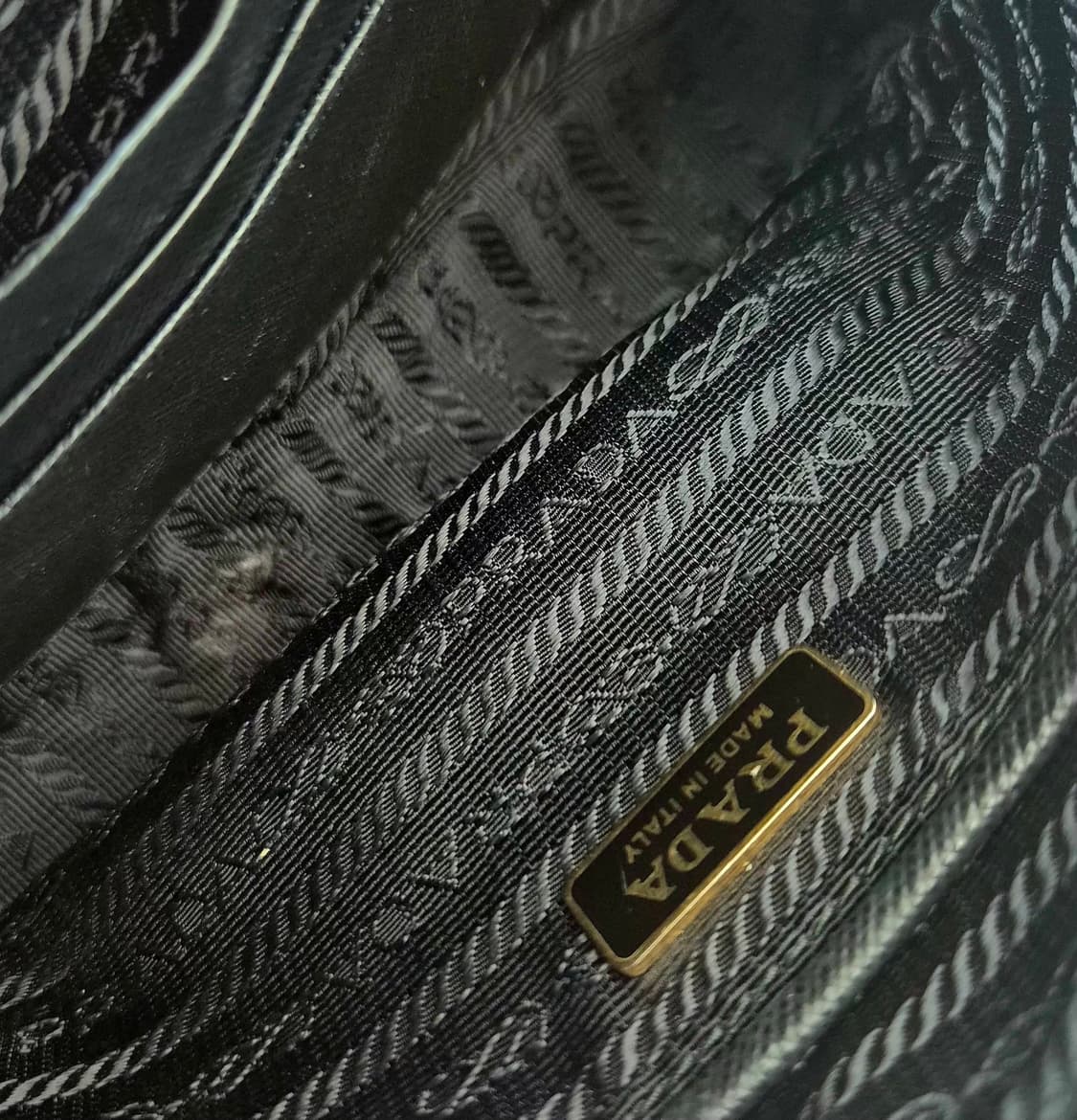 프라다 사피아노 럭스 미니 크로스백 블랙 1BH036 상품이미지7