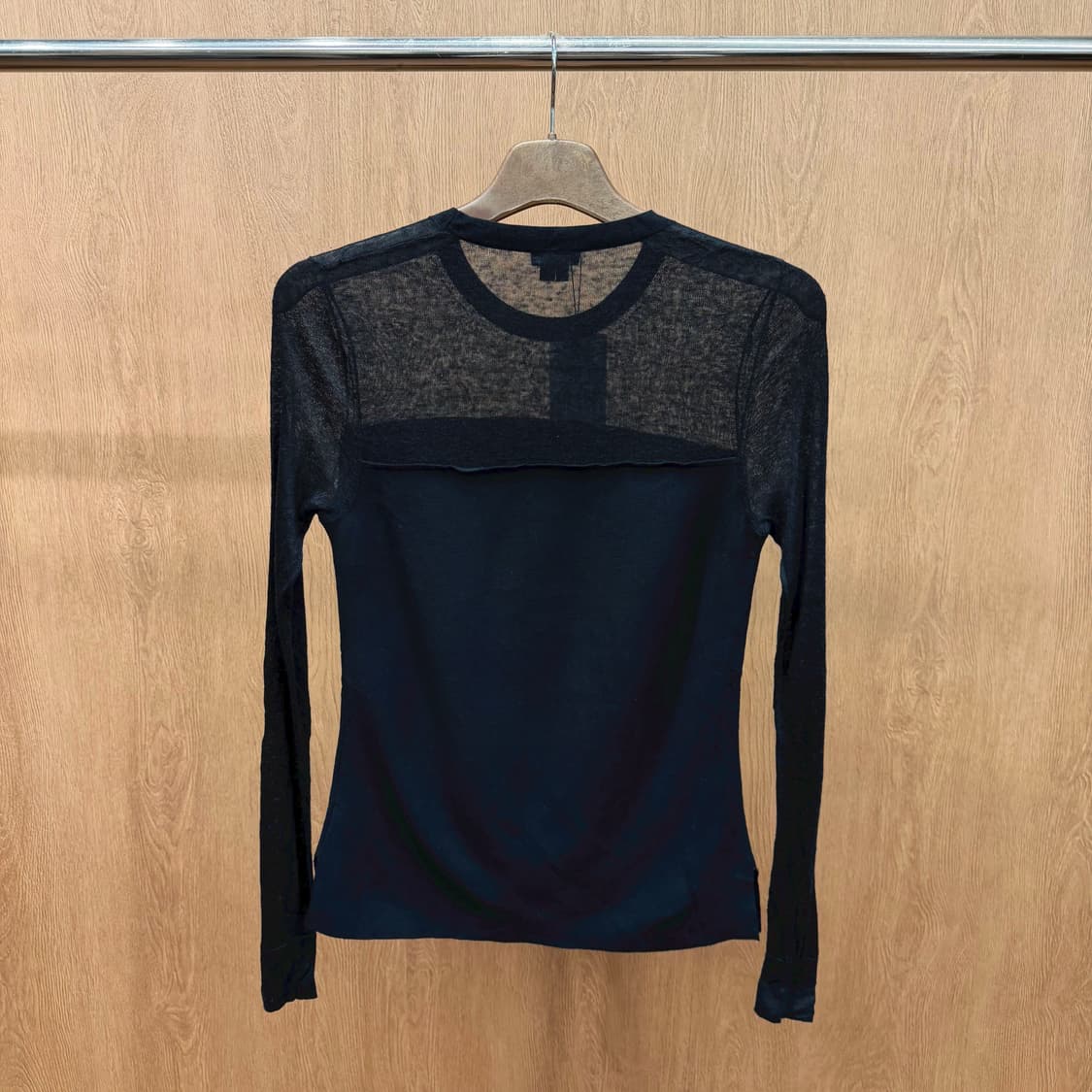 띠어리 니트 긴팔 시스루 믹스 절개 라운드넥 디테일 레귤러핏 블랙 상품이미지3