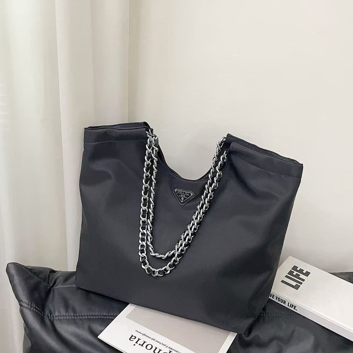 프라다 블랙 포코노 로고 빅 숄더 체인백 상품이미지1