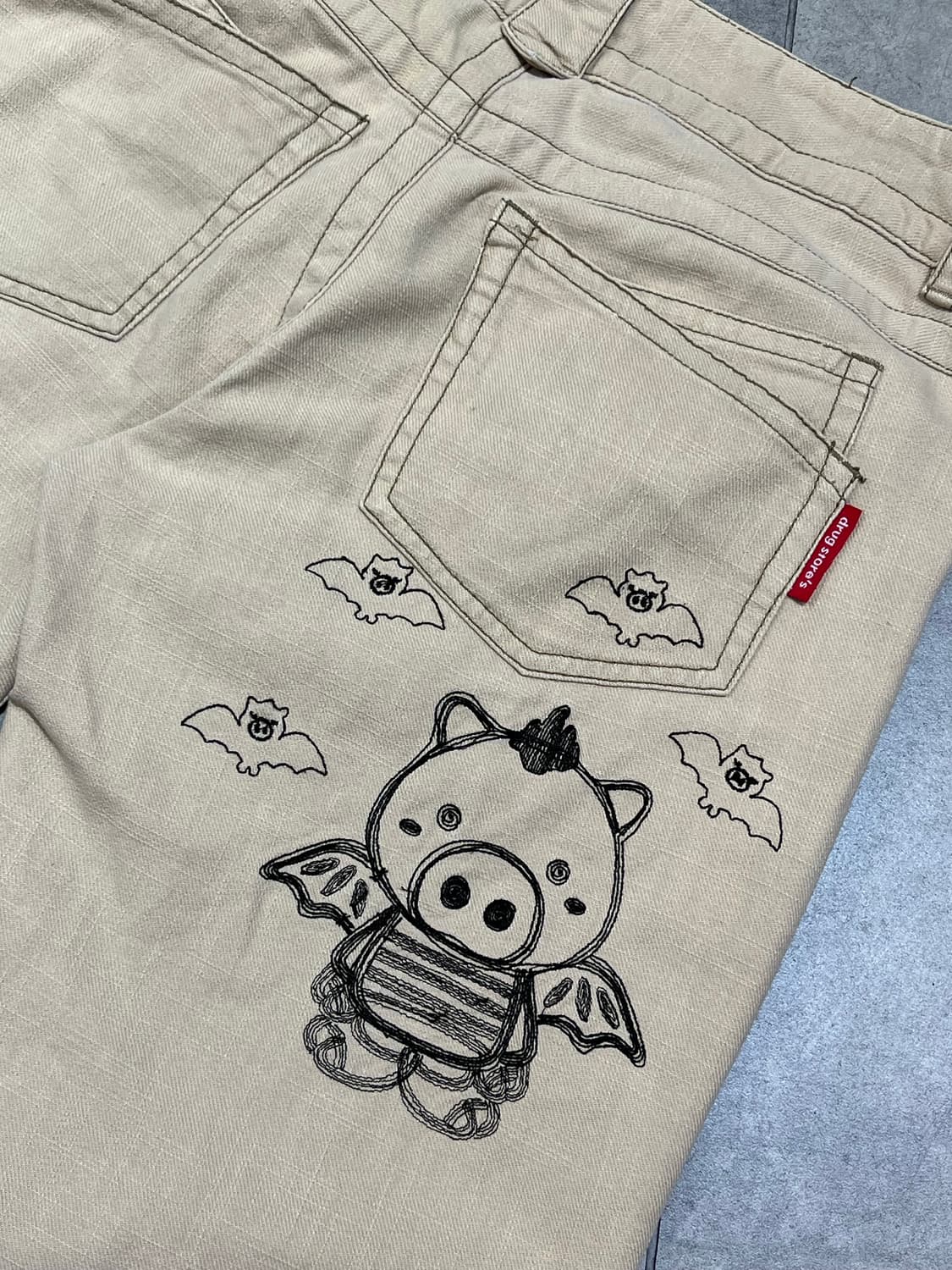 Drug store 박쥐 돼지 자수 베이지 코튼 와이드  팬츠 상품이미지3