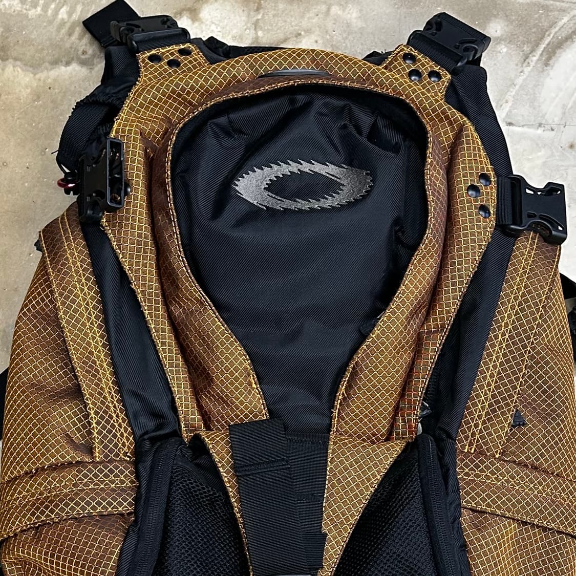 OS 오클리 옐로우 스노우 백팩 상품이미지1