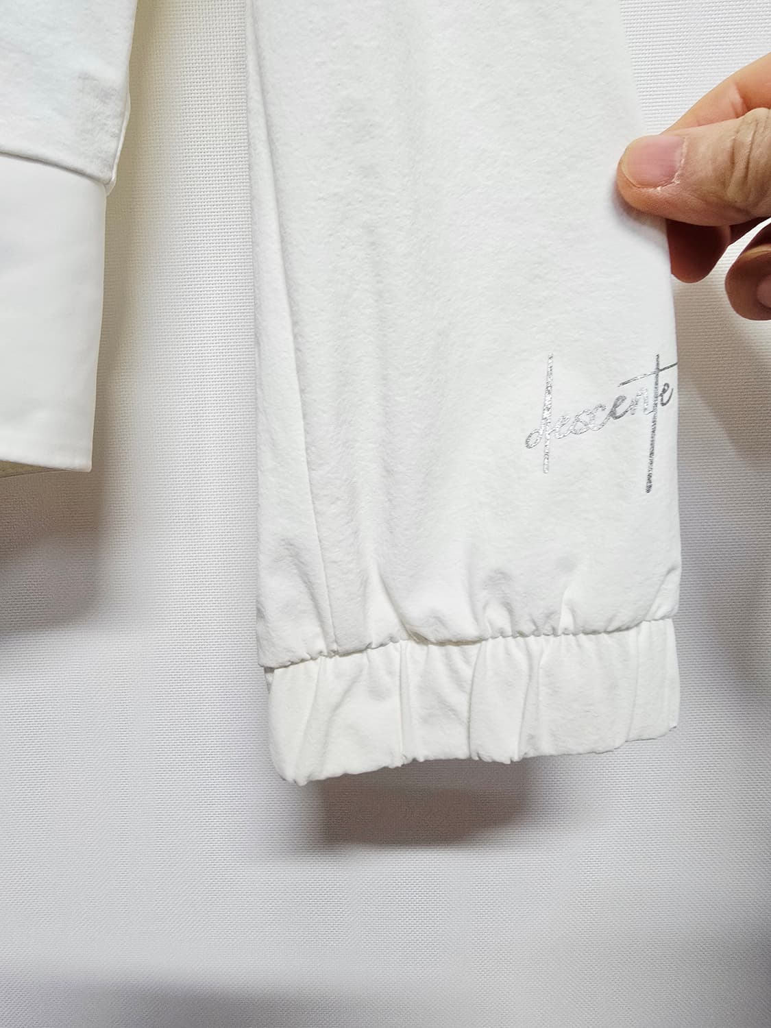 데상트 여성용 화이트 후드 바람막이 상품이미지4