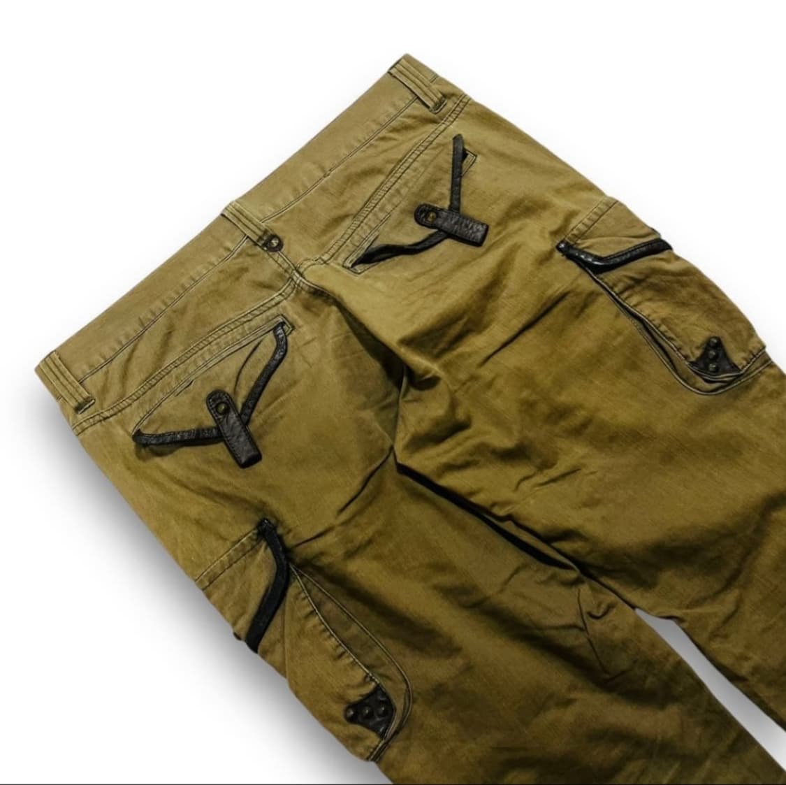 세만틱 디자인 더블 레더 포인트 카고 디테일 부츠컷 팬츠 상품이미지4