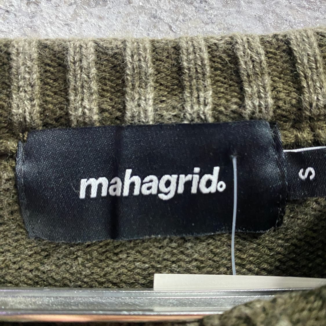 마하그리드 스몰로고 피그먼트 체커보드 카키 니트 B3822   상품이미지3