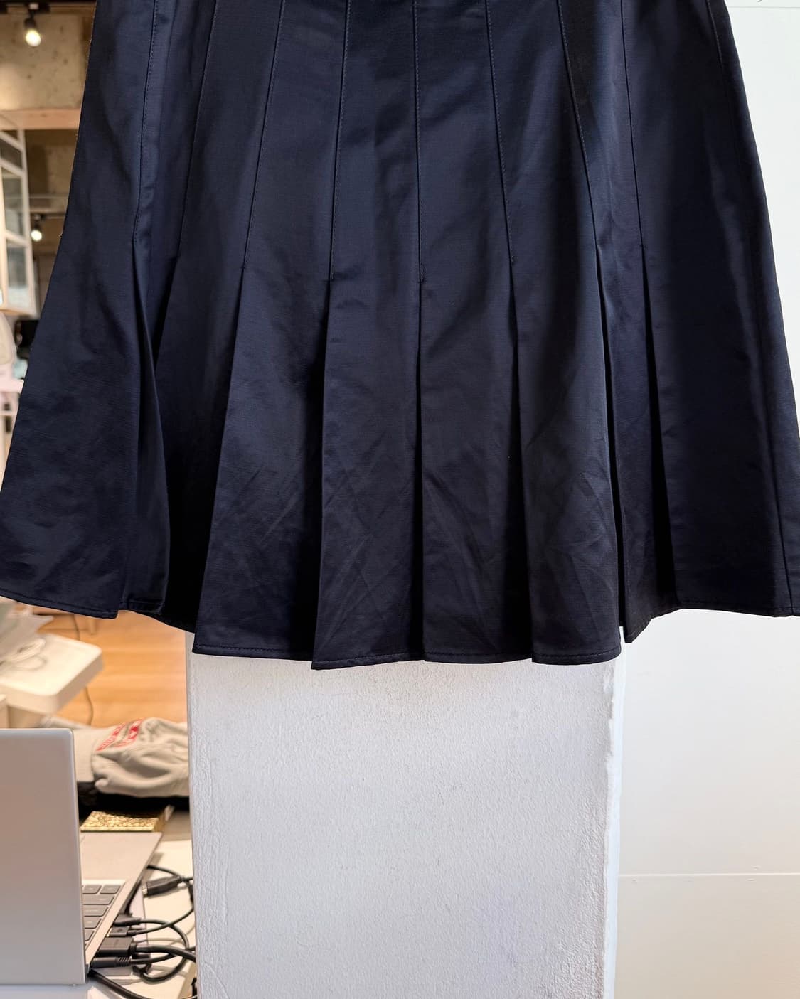 아페쎄 블랙 플리츠 랩 미니스커트 상품이미지6