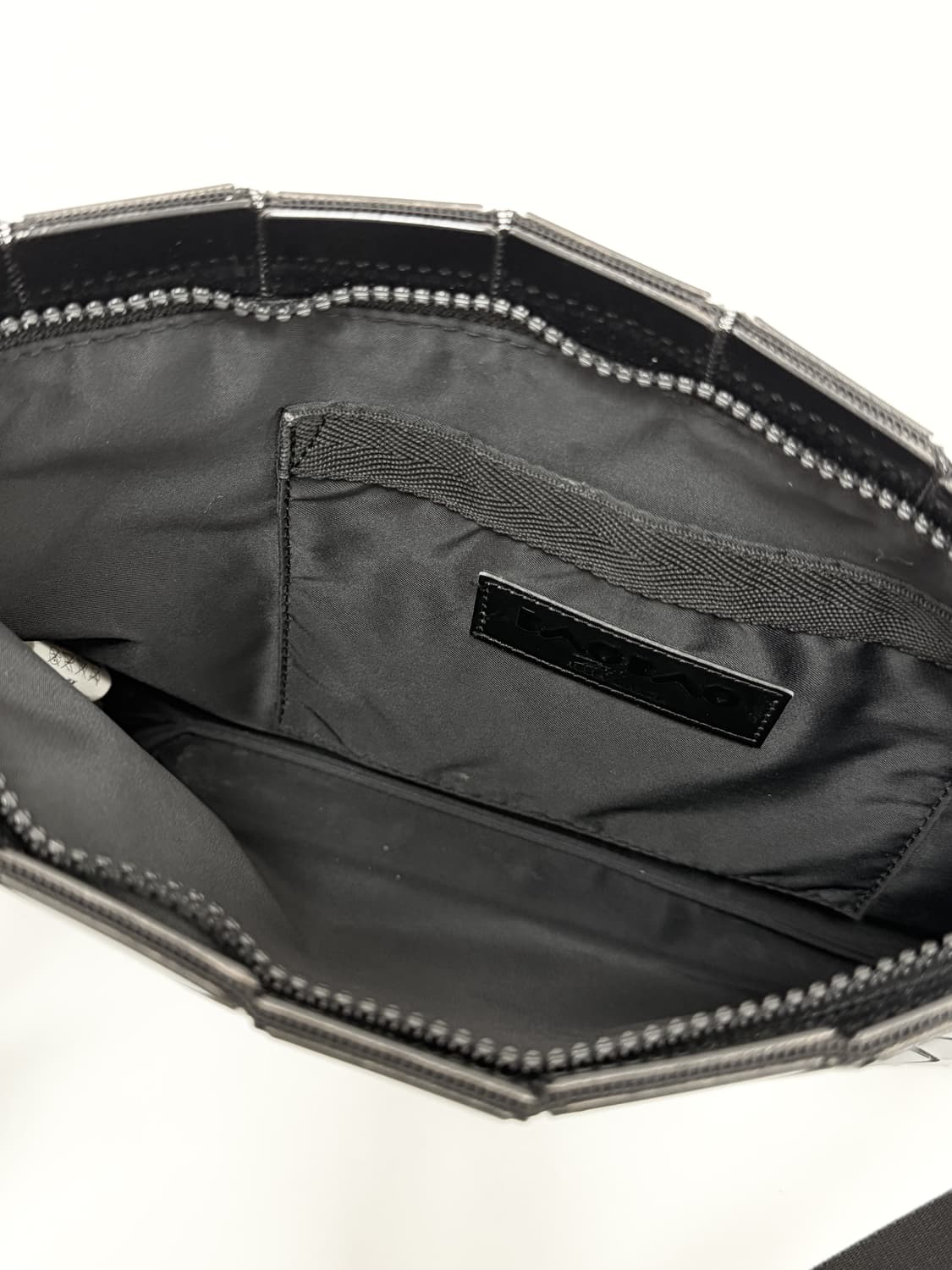 바오바오 루센트 블랙 크로스백 상품이미지9