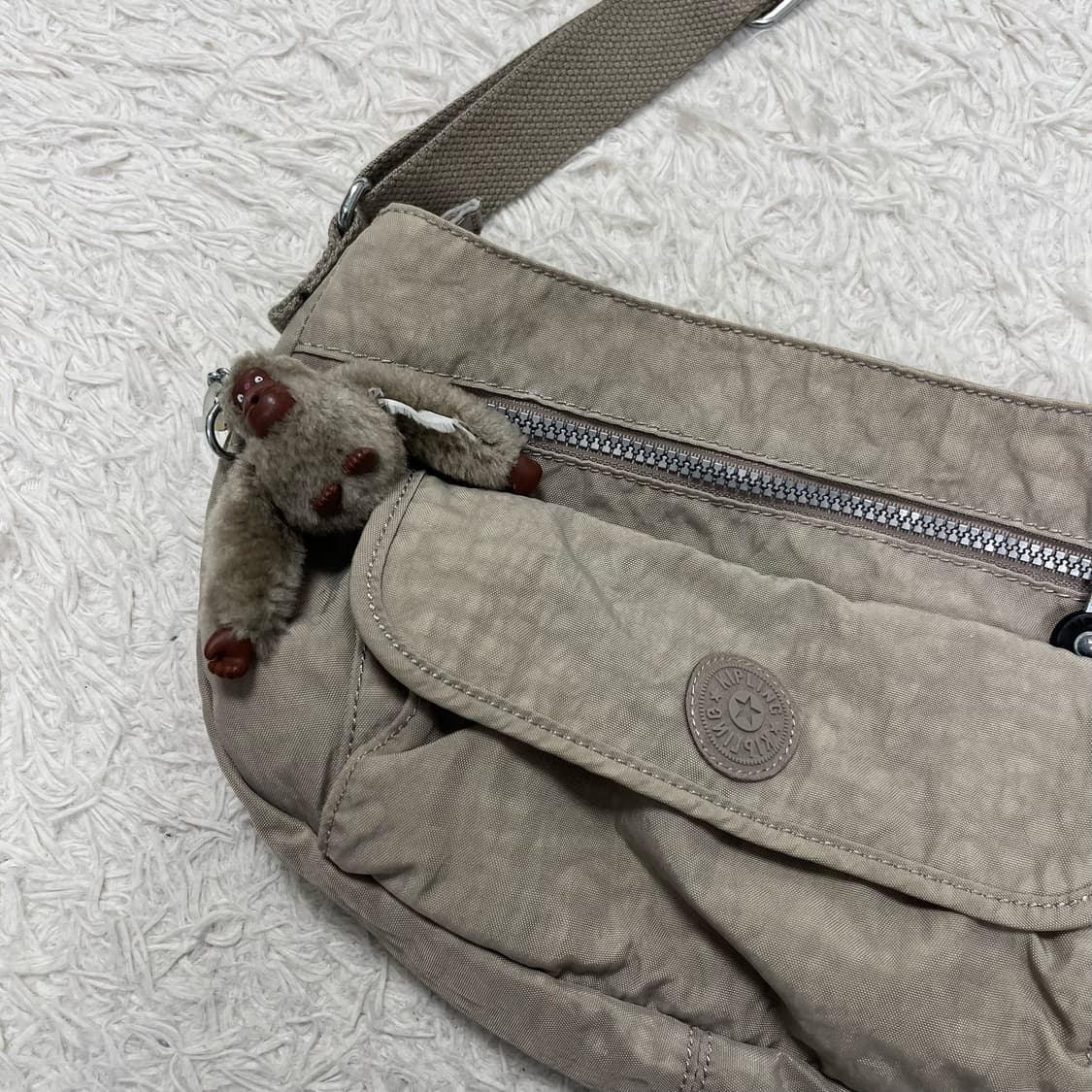 Kipling beige crossbody bag 상품이미지4