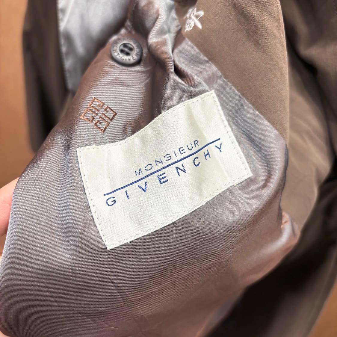 지방시 미니멀 싱글 롱 코트 레귤러 카라 사이드 사선 포켓 디테일 브라운 상품이미지7