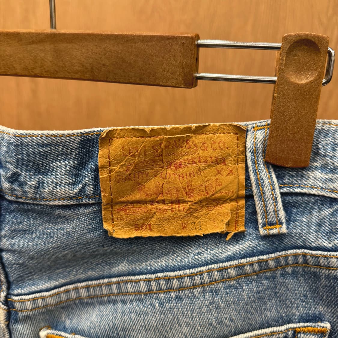 리바이스 501 워싱 데님 팬츠 프레이드 포인트 밴딩 로고 디테일 중청 상품이미지6