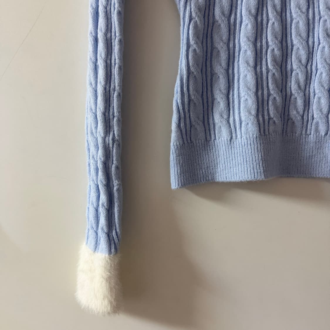 새상품 여자 퍼 꽈배기 브이넥 니트 상품이미지2