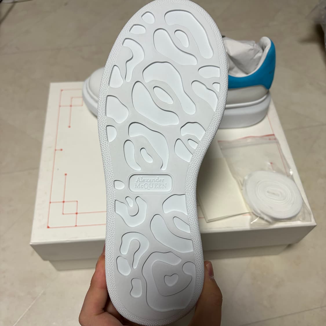 새상품(225)알렉산더맥퀸 오버솔 스니커즈 블루 상품이미지3