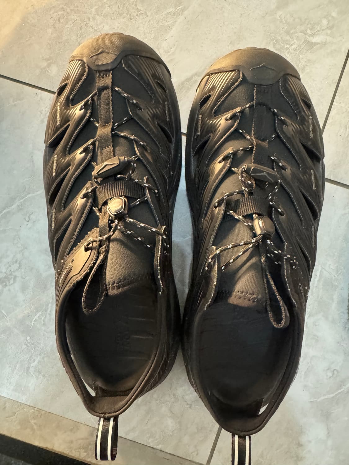 호카 호파라 블랙 캐슬락 샌들 상품이미지2