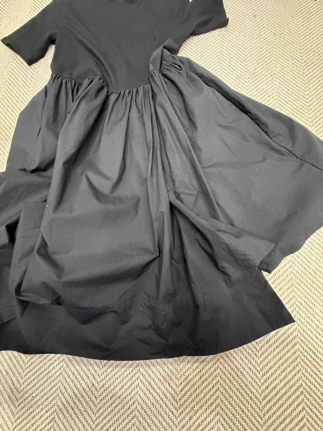 정품) COS 코스 신형 블랙 셔링 반팔 원피스 XS 상품이미지7