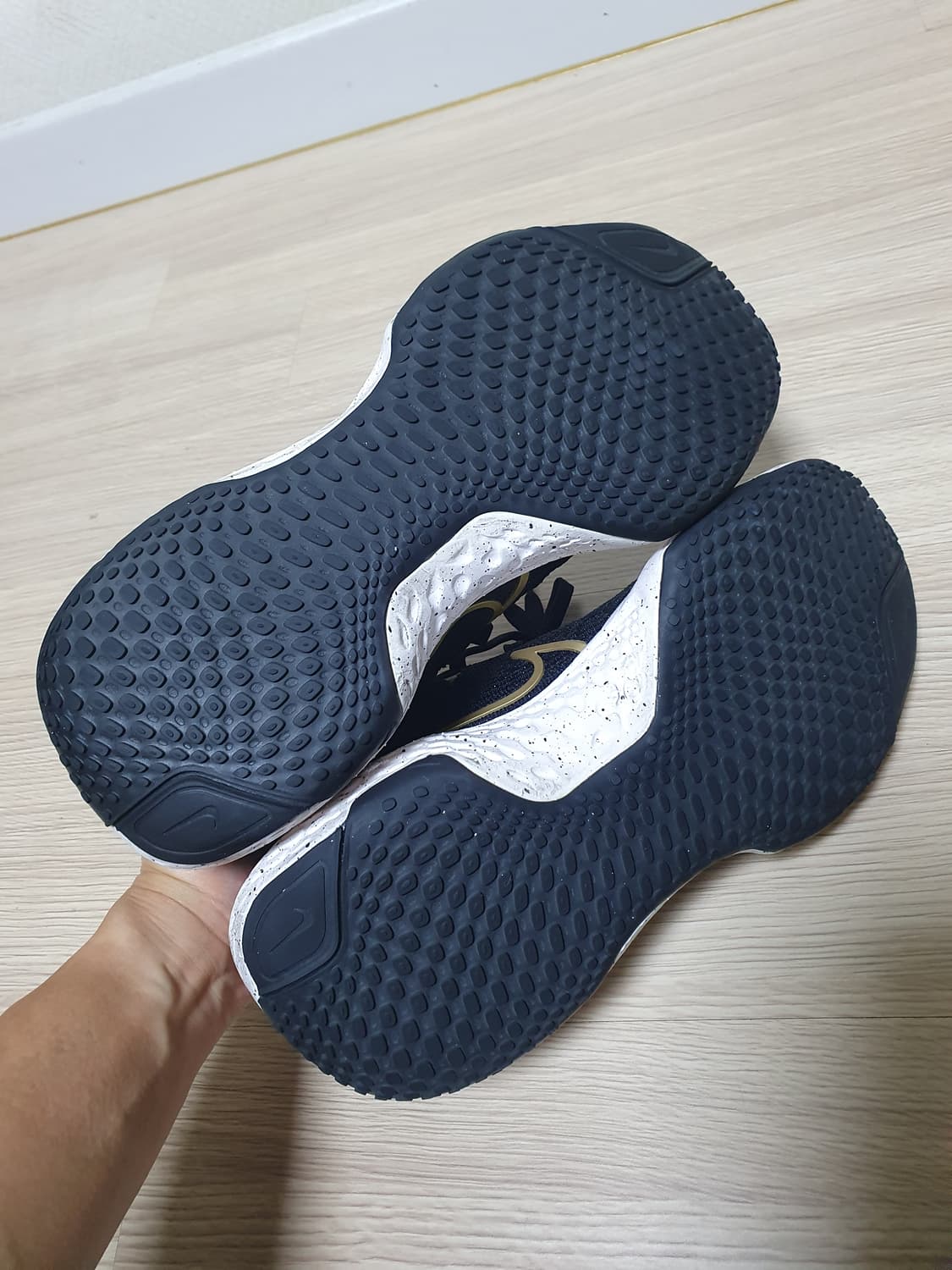 나이키 줌X 인빈서블 런 블랙 골드 265 상품이미지8