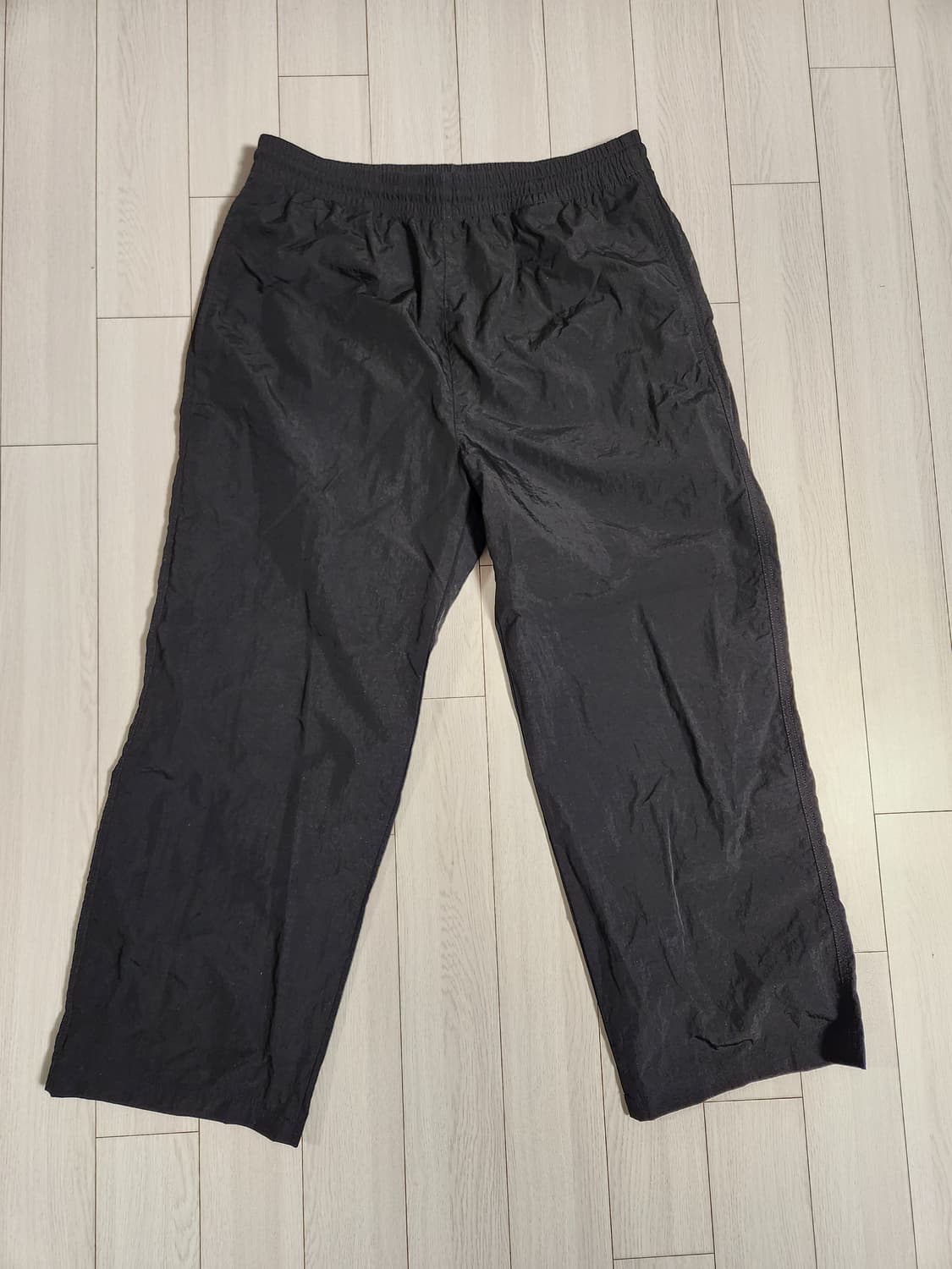 새상품급)무신사 스탠다드 나이론 와이드 스트링 팬츠 블랙 사이즈34


 상품이미지3