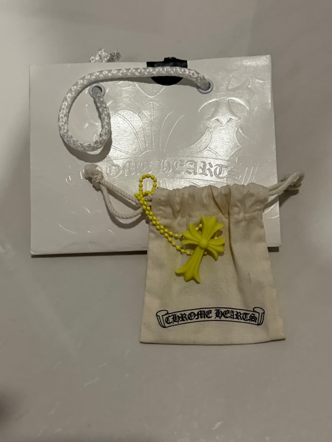 크롬하츠 실리크롬 CH 크로스 옐로우 러버 목걸이 상품이미지1