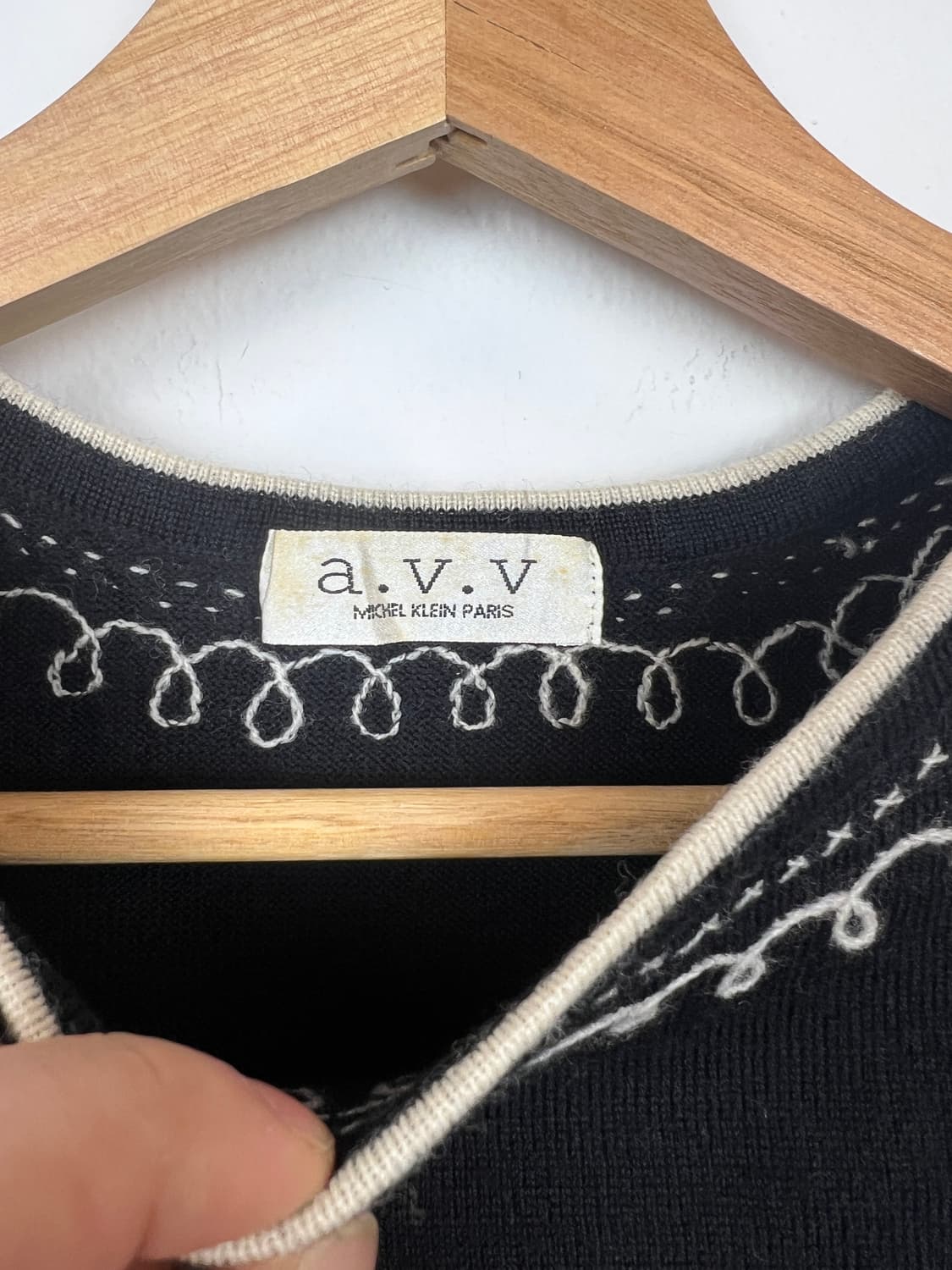 T175 JPN A.V.V 블랙 자수 반팔 니트 SIZE 38 상품이미지3