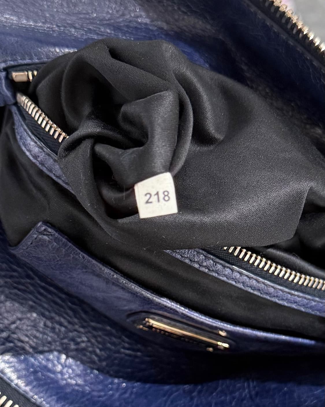 미우미우 네이비 블루 비텔로 럭스 레더 리본 사첼백 상품이미지8