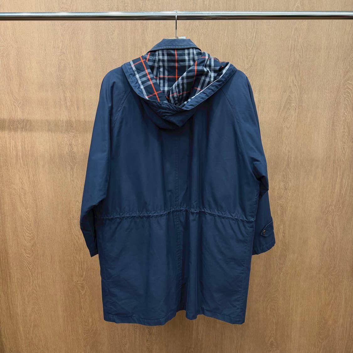 버버리 후드 코트 체크 안감 배색 드로우 스트링 디테일 레귤러핏 네이비 상품이미지3