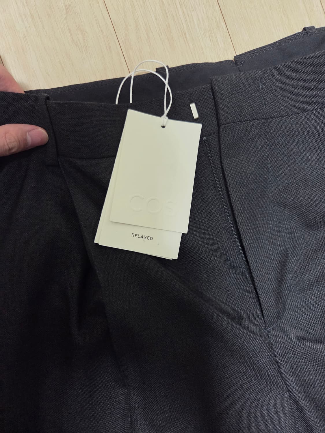 Cos 플리티드 울 트라우저 차콜 상품이미지2