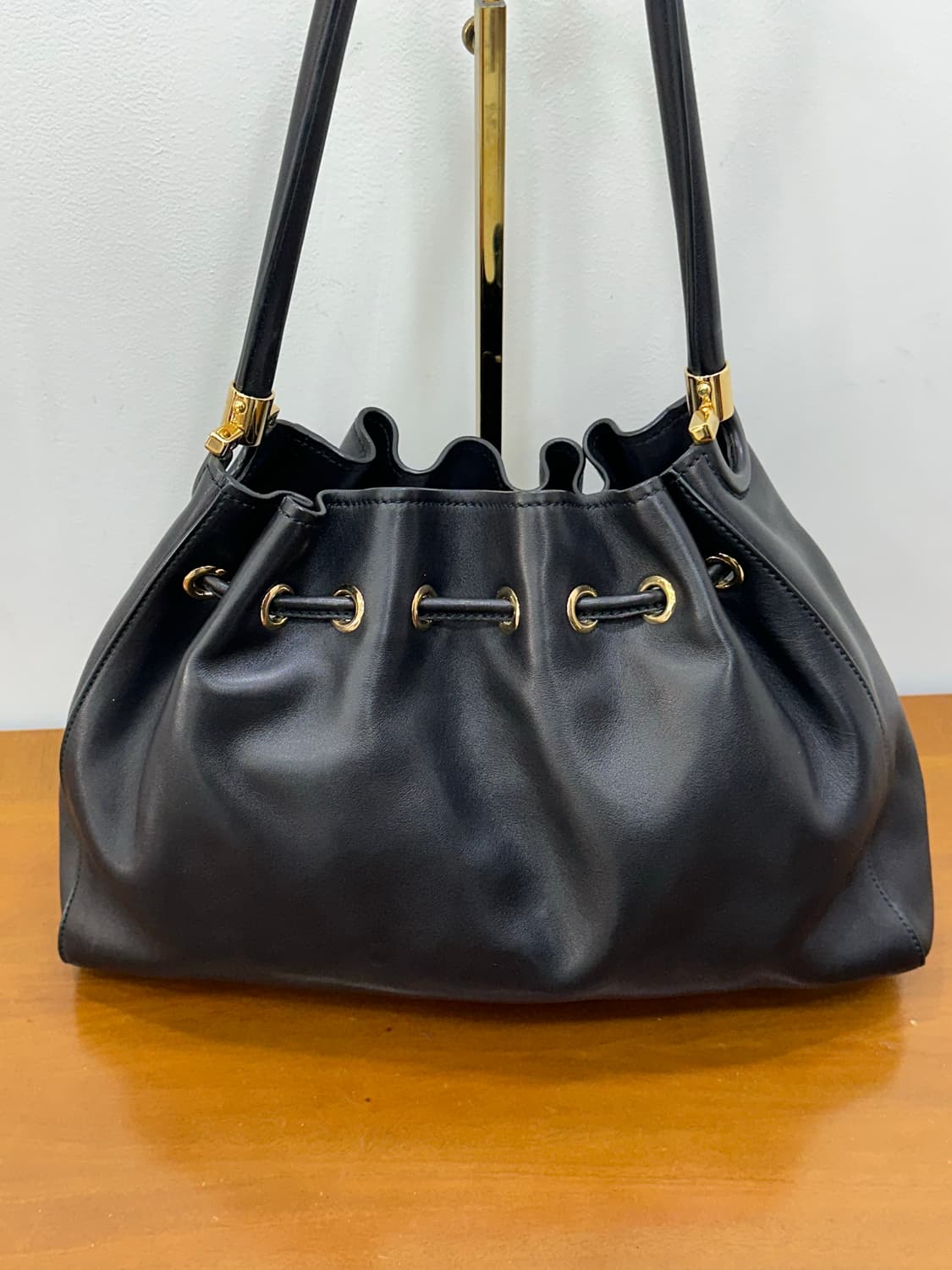 페레가모 블랙 금장 버킷백 상품이미지4