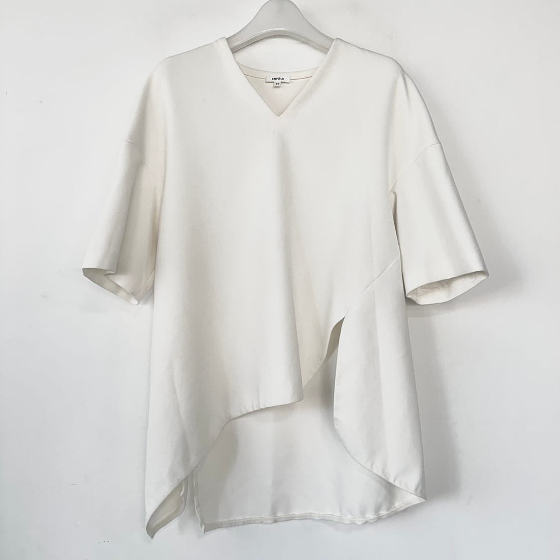 ENFOLD 엔폴드 브이넥 슬릿 탑 상품이미지2