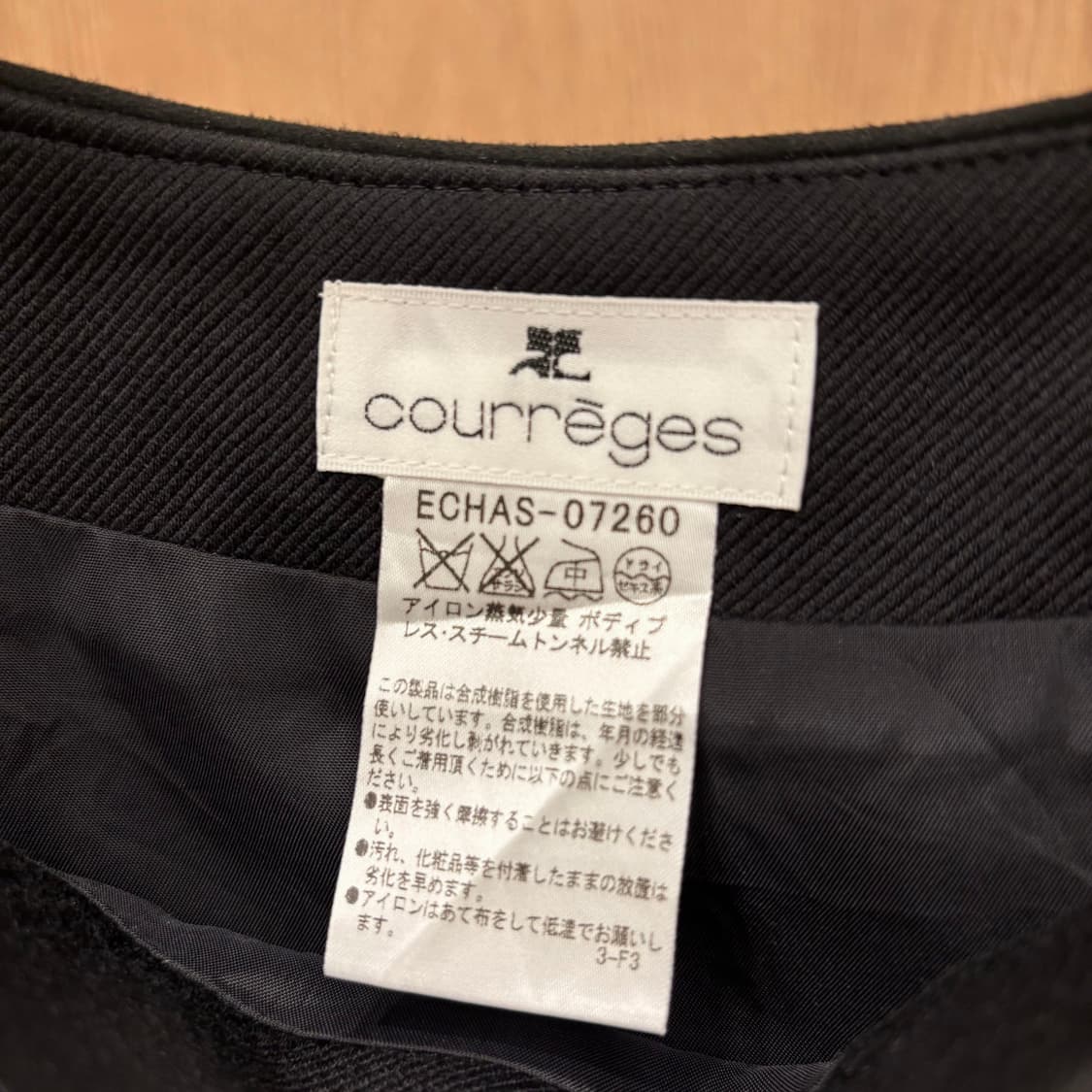 꾸레쥬 미디 스커트 박스 플리츠 미니 버클 디테일 A라인 매트 블랙 상품이미지8