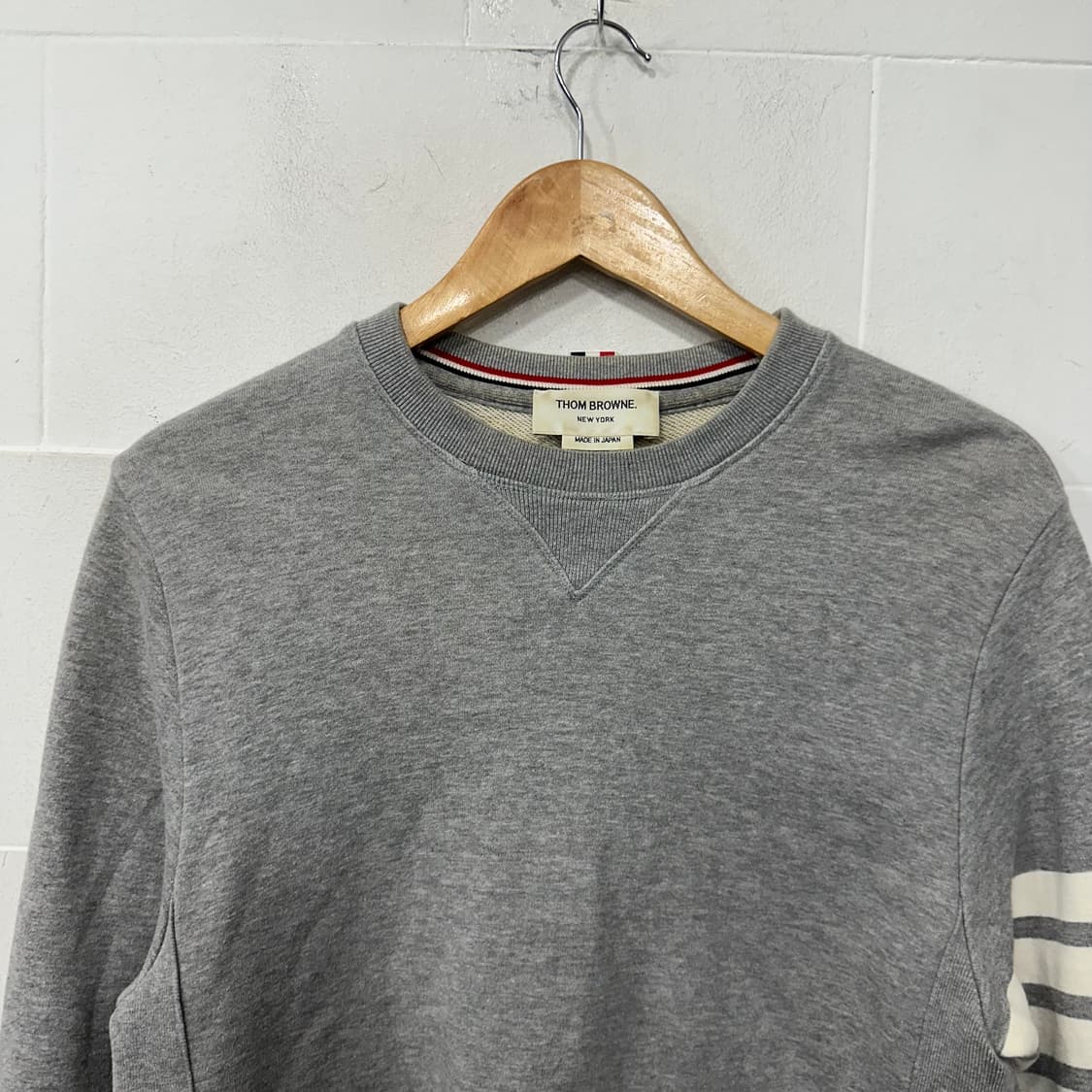 톰브라운 사선완장 맨투맨 상품이미지3